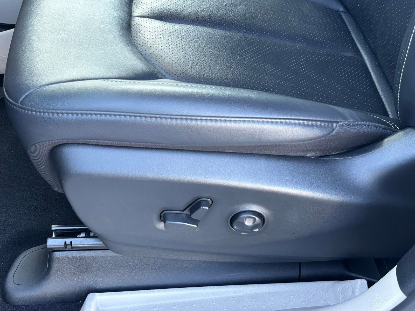 Used 2024 Chrysler Pacifica Touring-L image 13