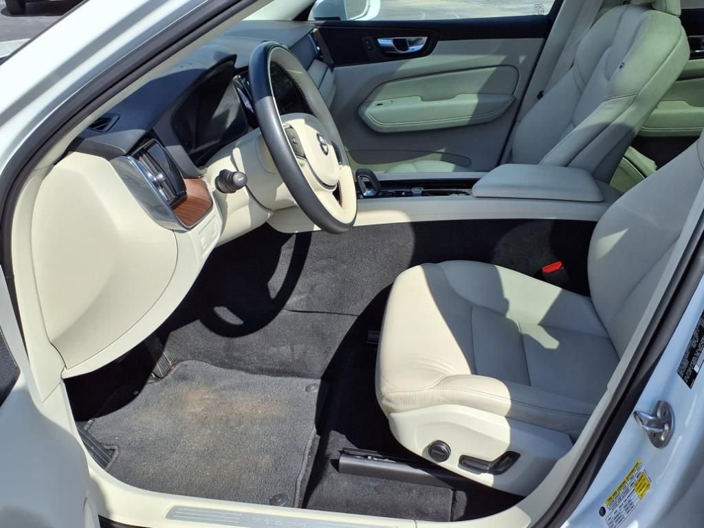 Used 2022 Volvo XC60 B5 Momentum image 6