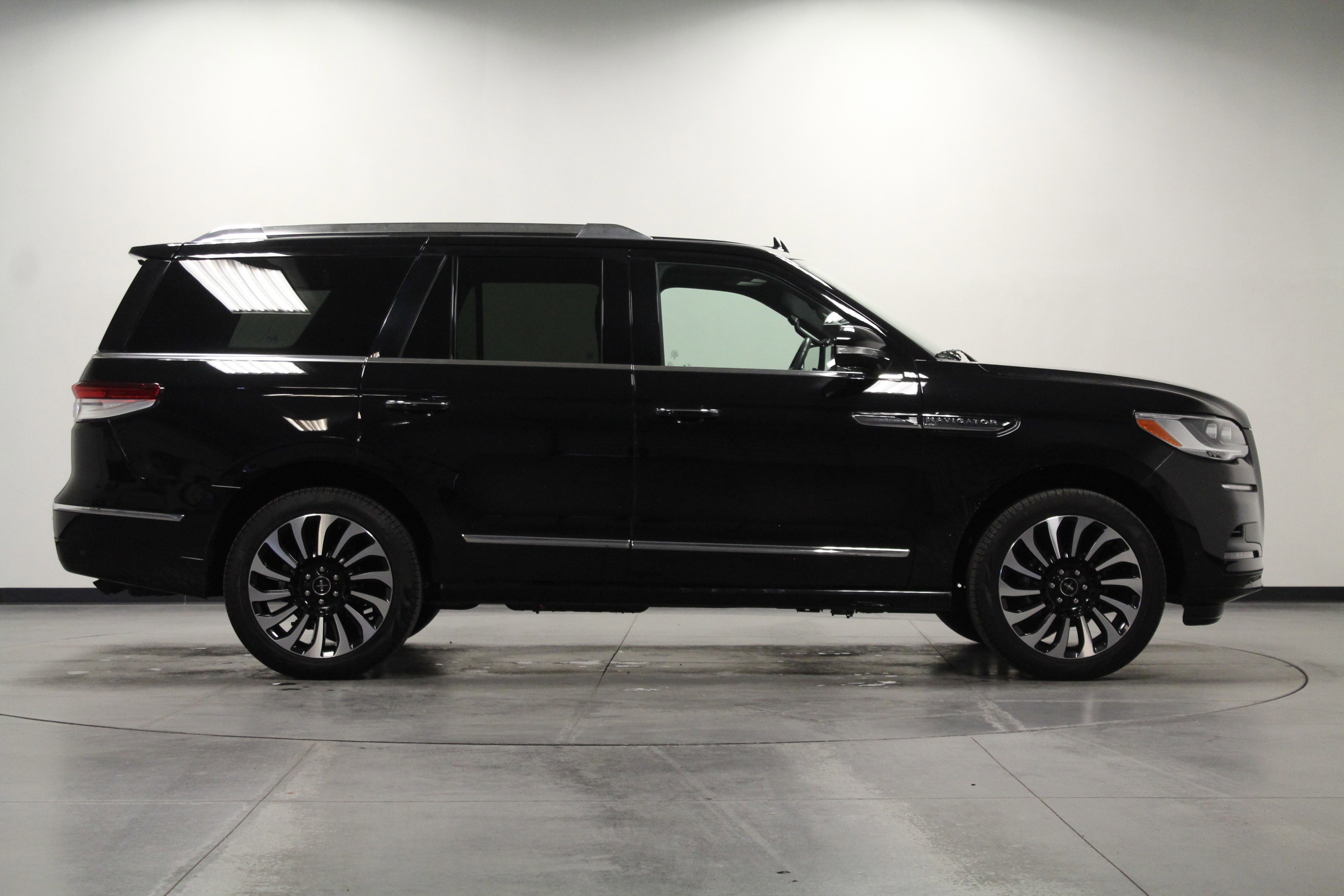 Used 2024 Lincoln Navigator Reserve image 3