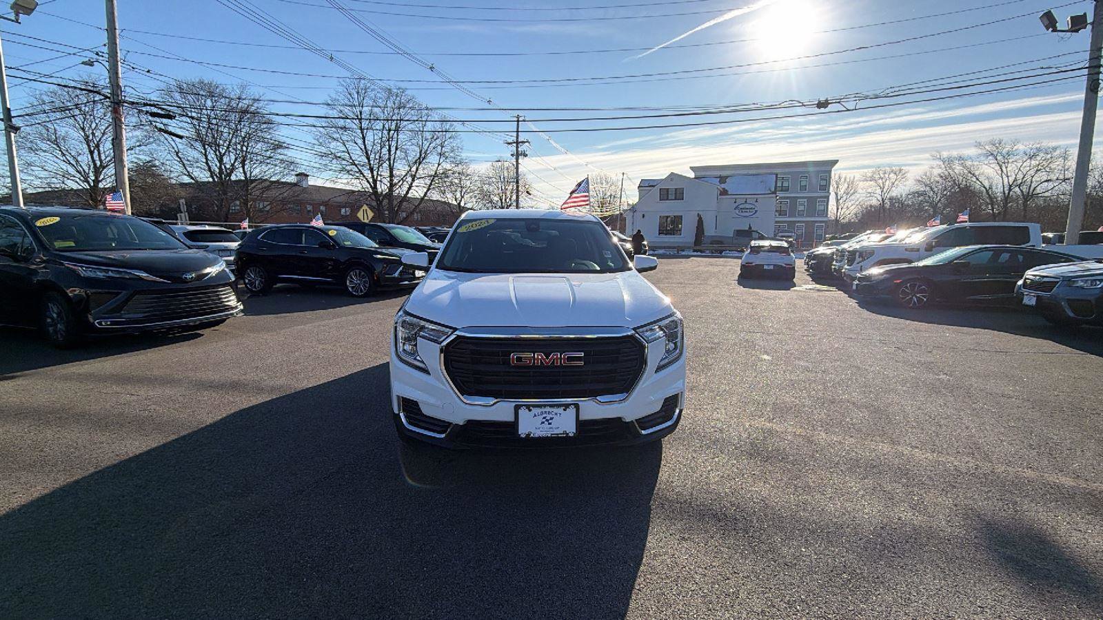Used 2024 GMC Terrain SLE image 2