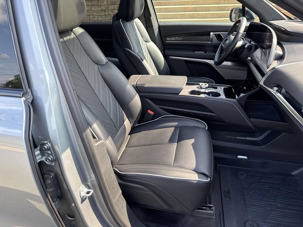Used 2026 Cadillac Vistiq Platinum w/ LPO, Floor Liner Package AWD/4WD image 7