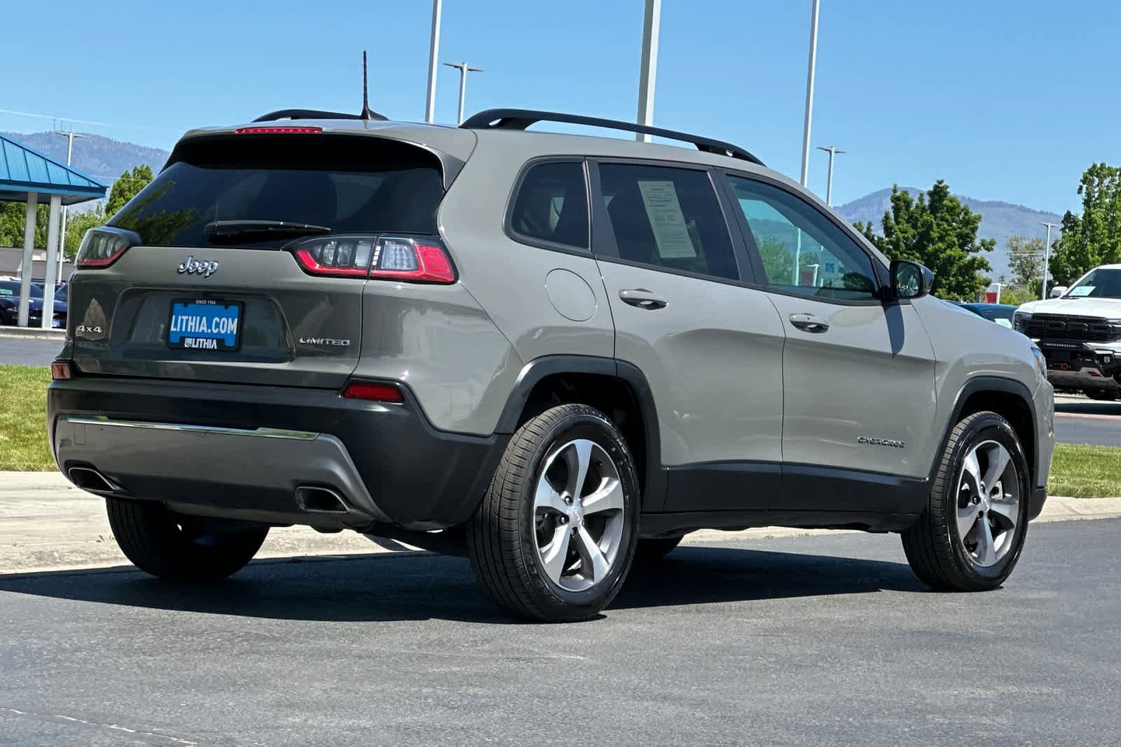 Used 2022 Jeep Cherokee Limited AWD/4WD image 2