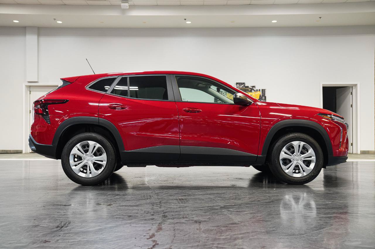 Used 2026 Chevrolet Trax LS FWD image 9