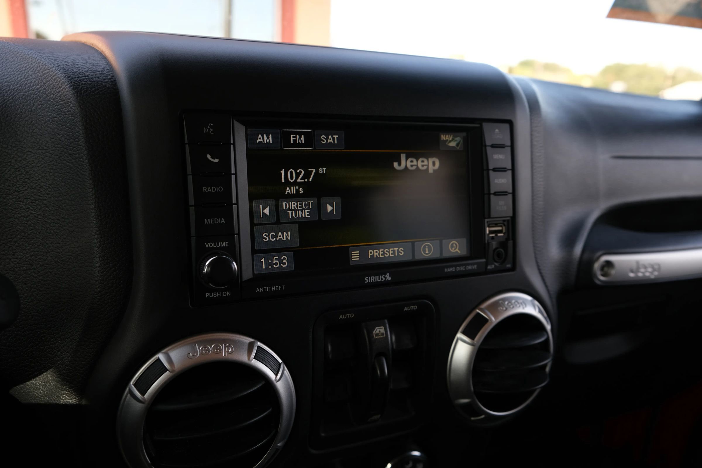 Used 2016 Jeep Wrangler Unlimited Sahara w/ Connectivity Group image 31