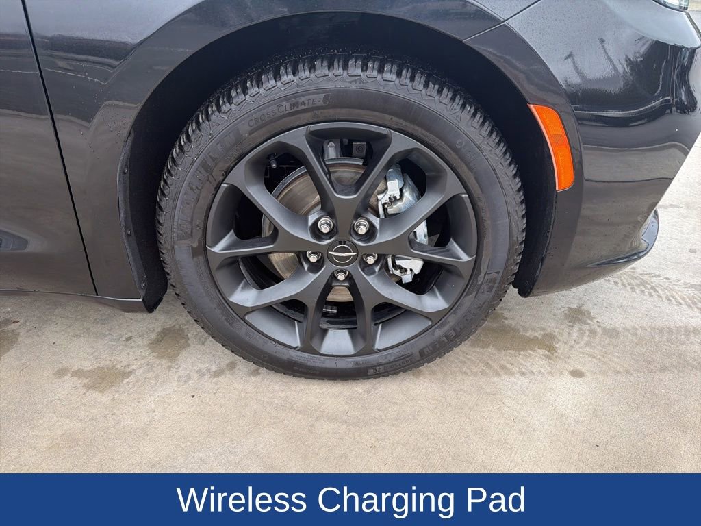 Used 2023 Chrysler Pacifica Limited w/ Uconnect Theater Family Group image 12