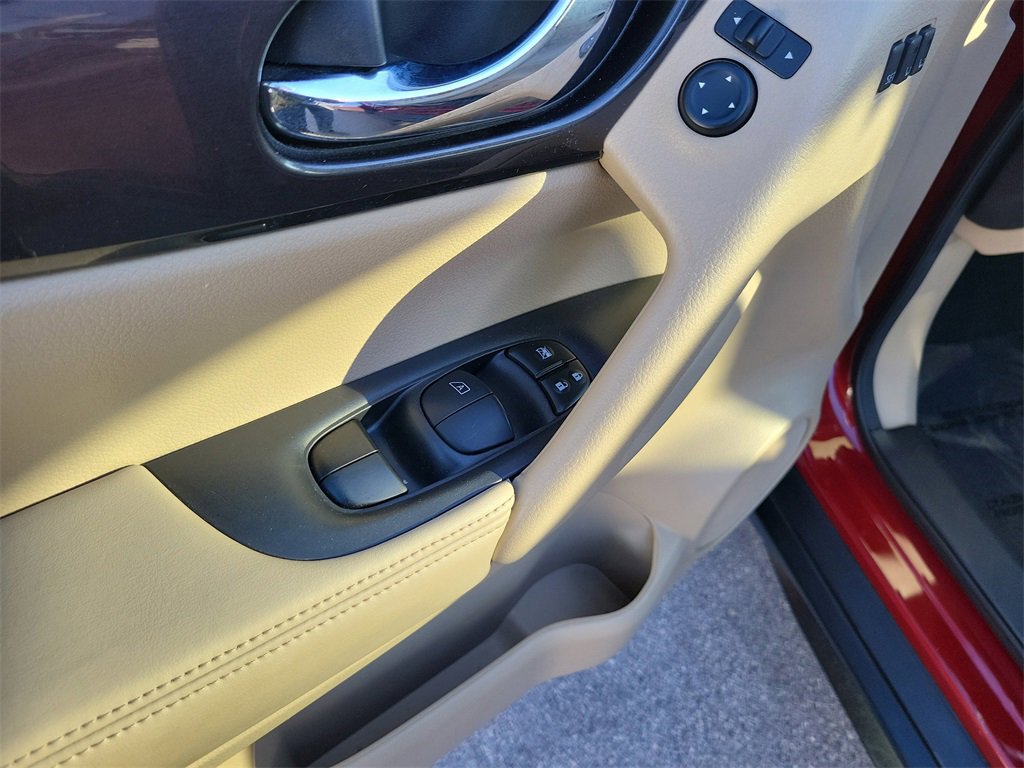 Used 2019 Nissan Rogue SV w/ Premium Package image 16