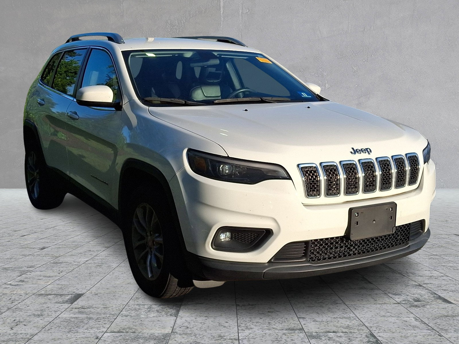 Used 2019 Jeep Cherokee Latitude Plus w/ Cold Weather Group AWD/4WD image 1