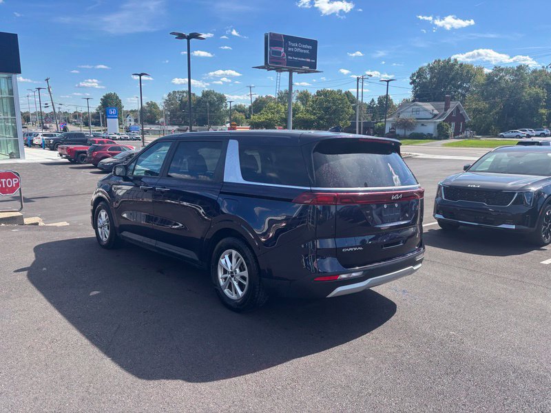 Used 2023 Kia Carnival LX FWD image 6