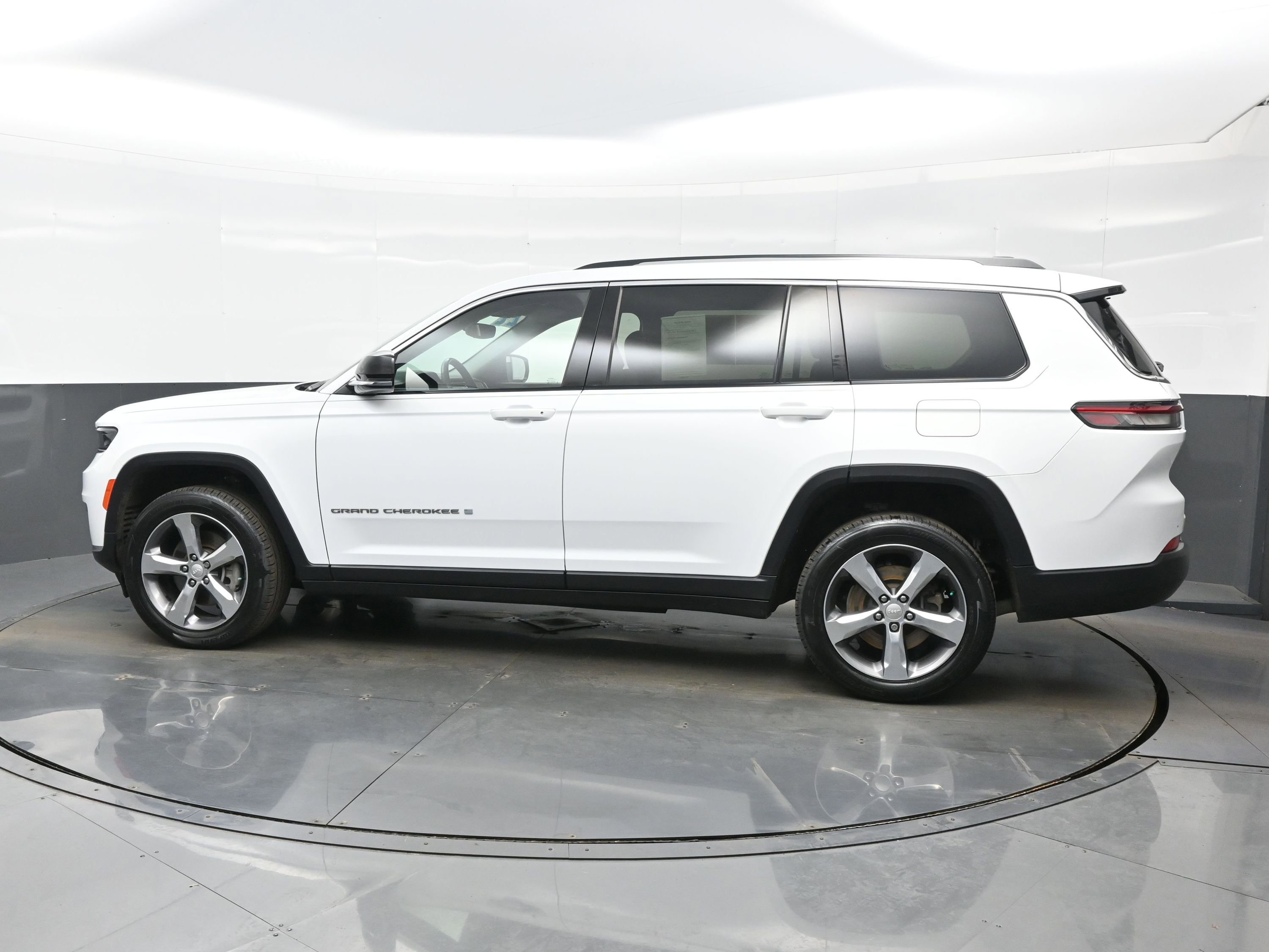 Used 2022 Jeep Grand Cherokee L Limited image 3