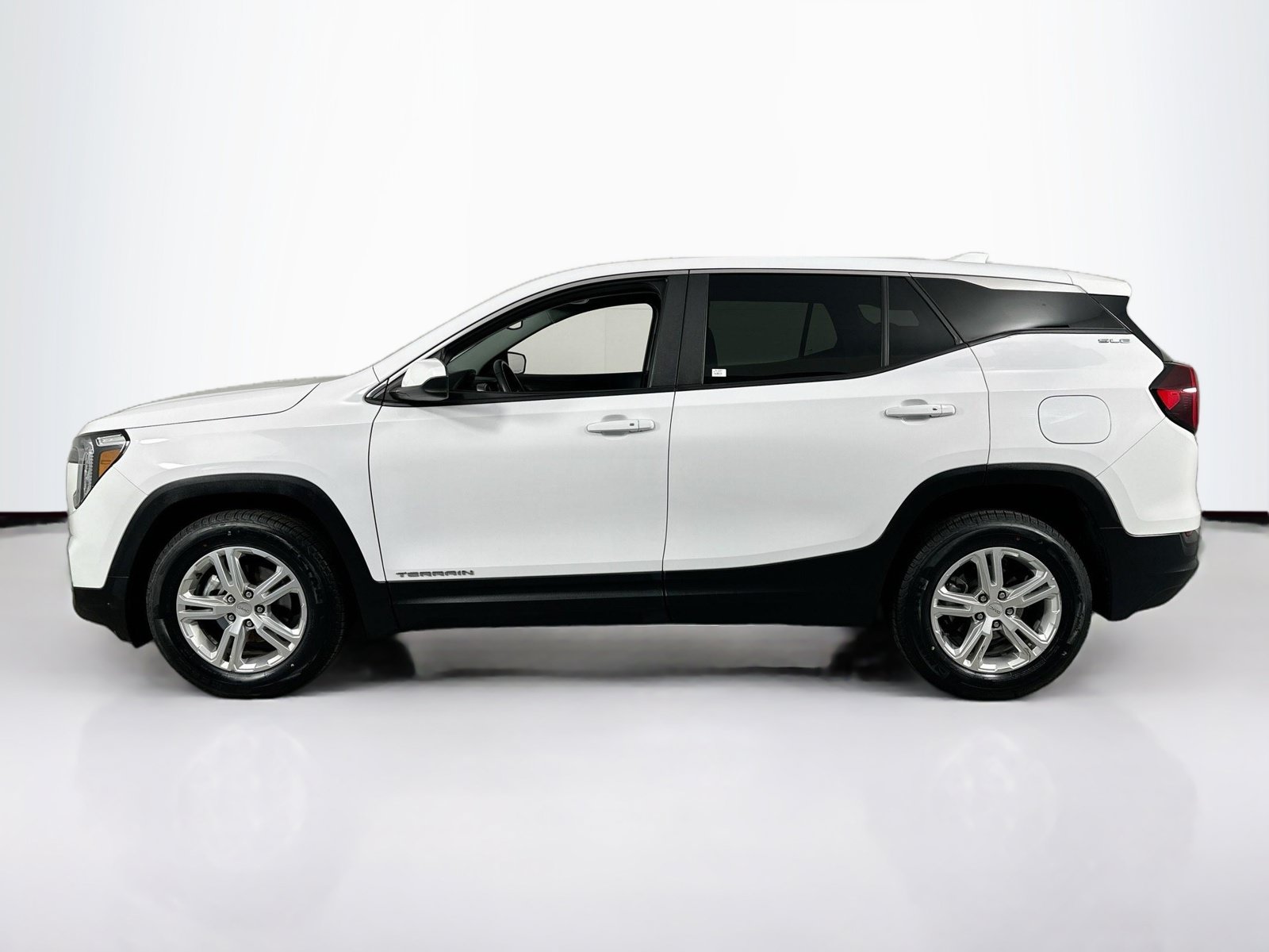 Used 2022 GMC Terrain SLE FWD image 8