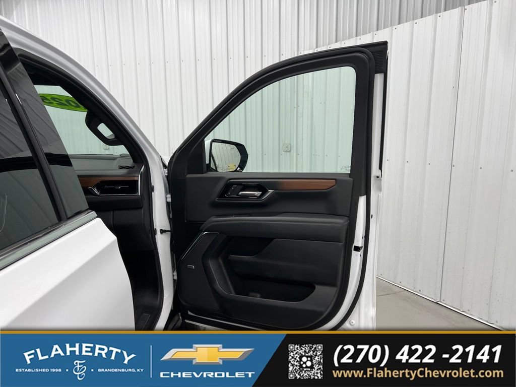 Used 2025 GMC Yukon XL Denali AWD/4WD image 14