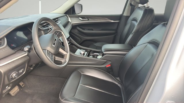 Used 2023 Jeep Grand Cherokee Limited w/ Black Appearance Package AWD/4WD image 9