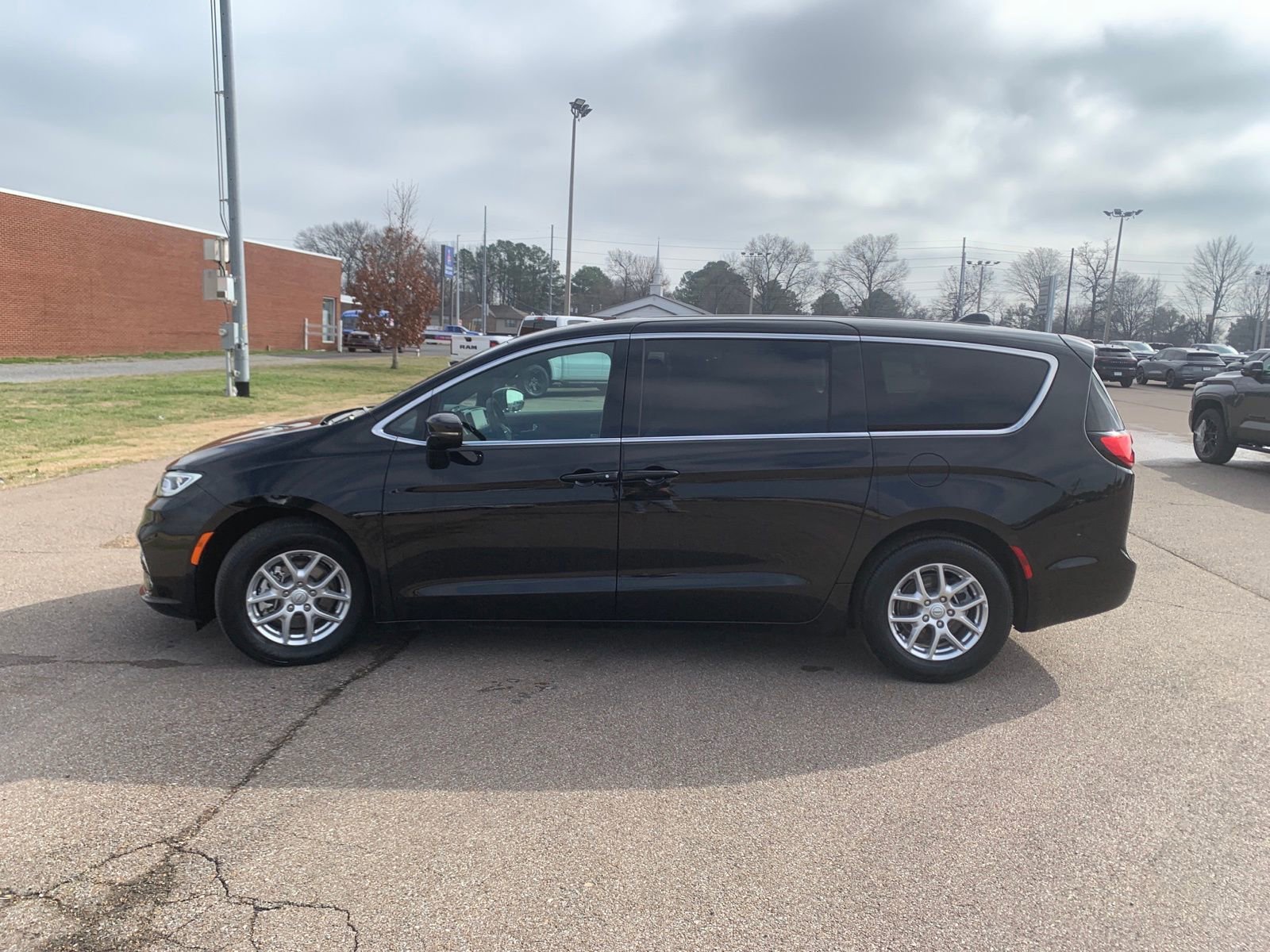 Used 2025 Chrysler Pacifica Select image 4