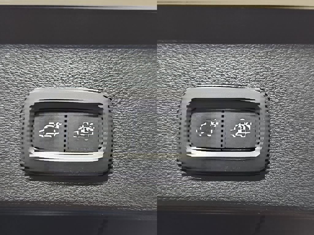 Used 2023 Volvo XC40 B5 Plus w/ Protection Package Premier image 16