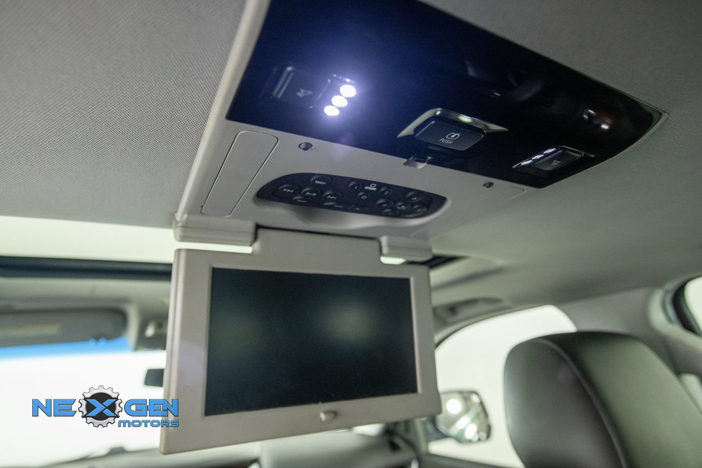 Used 2017 Cadillac Escalade Luxury AWD/4WD image 32