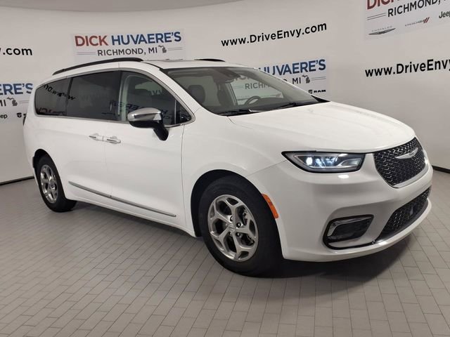 Used 2023 Chrysler Pacifica Limited image 3