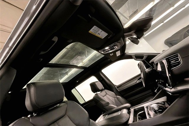 Used 2024 Jeep Wagoneer Series II image 16