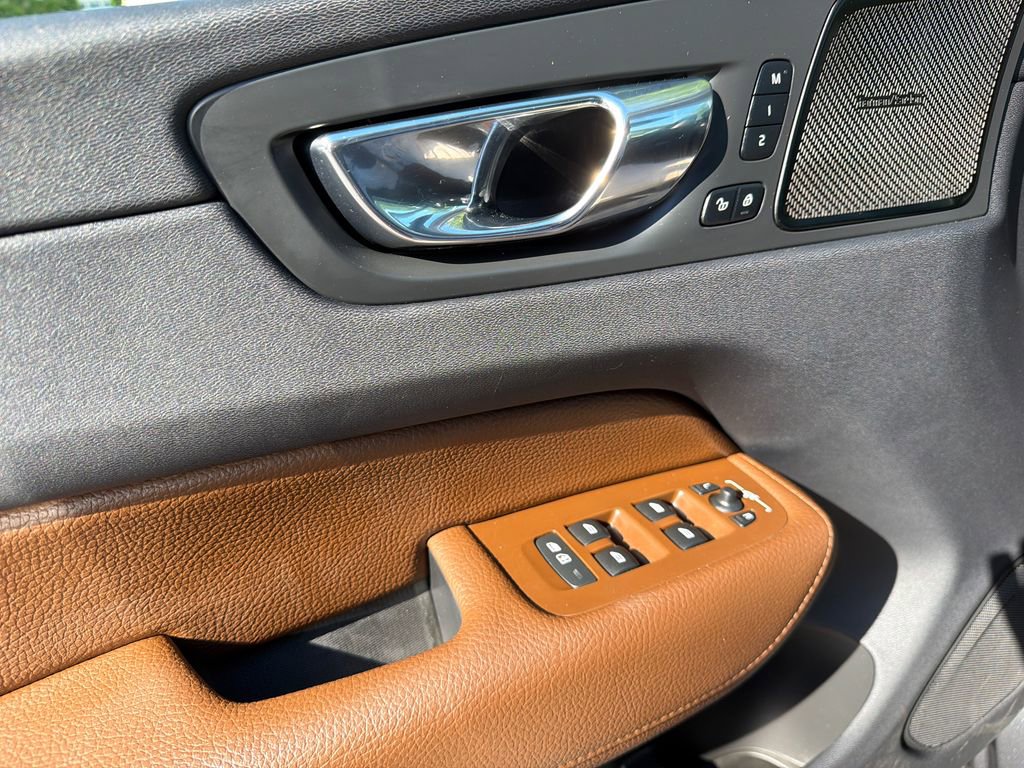 Used 2019 Volvo XC60 T5 Momentum w/ Multimedia Package AWD/4WD image 32