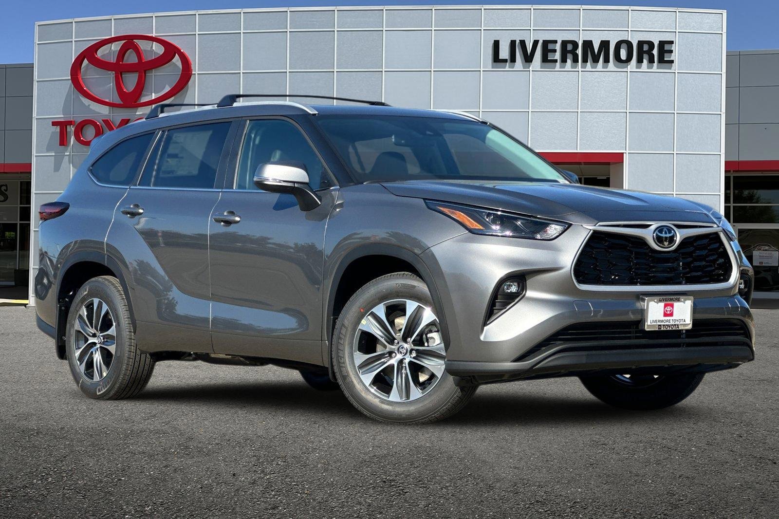 New 2026 Toyota Highlander XLE image 2