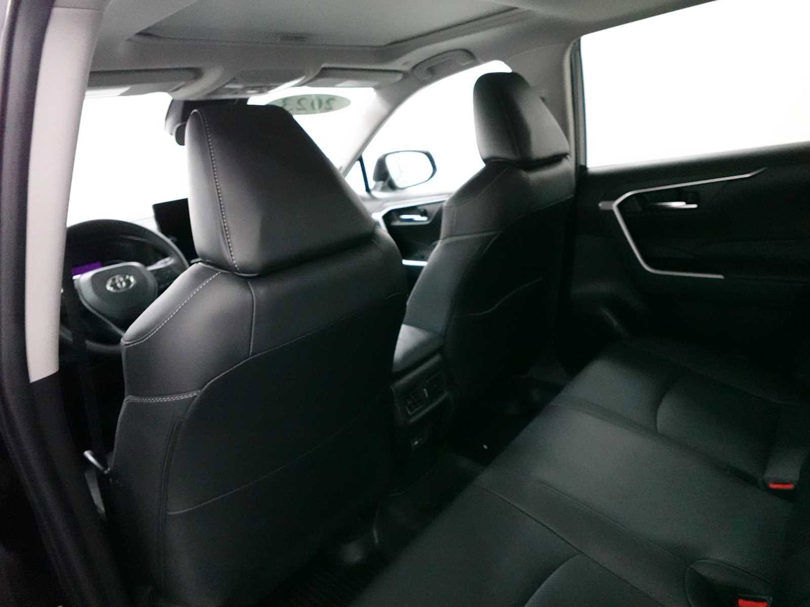 Used 2023 Toyota RAV4 XLE Premium image 28