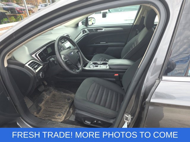 Used 2017 Ford Fusion SE w/ Fusion SE Technology Package FWD image 2