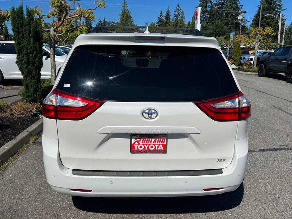 Used 2018 Toyota Sienna XLE w/ XLE Navigation Package FWD image 8