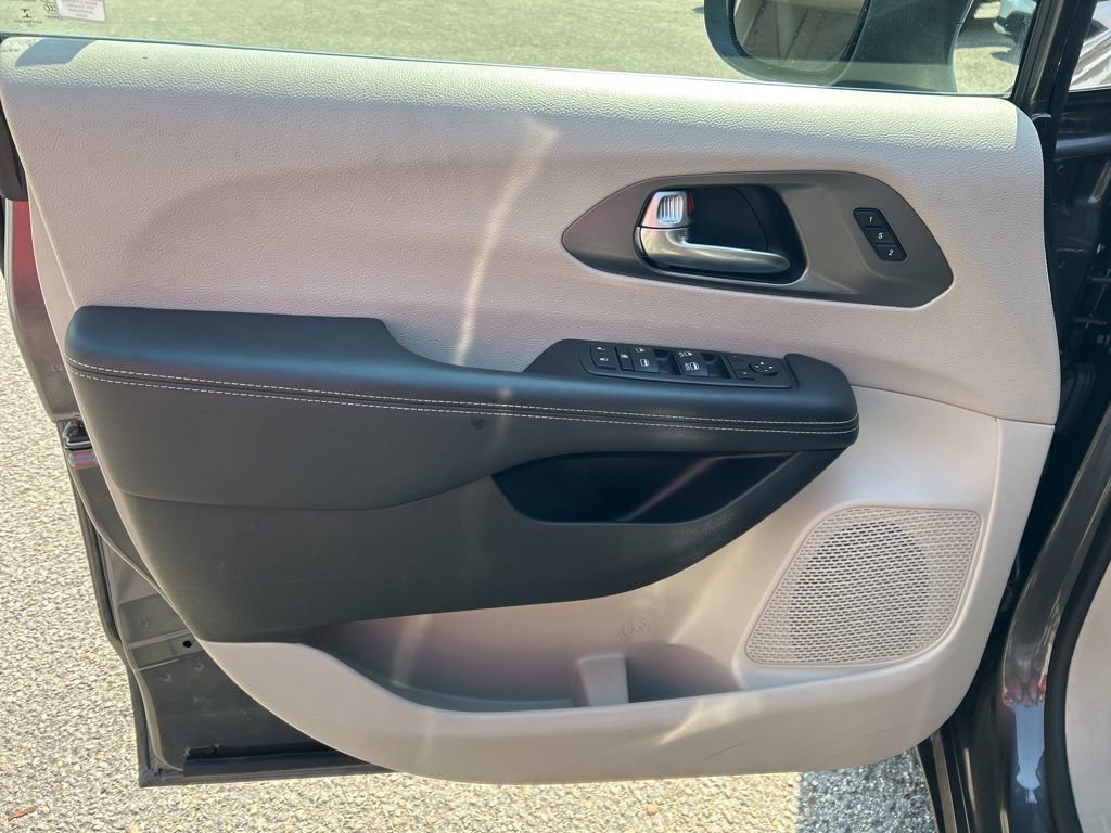 Used 2023 Chrysler Pacifica Touring-L image 19