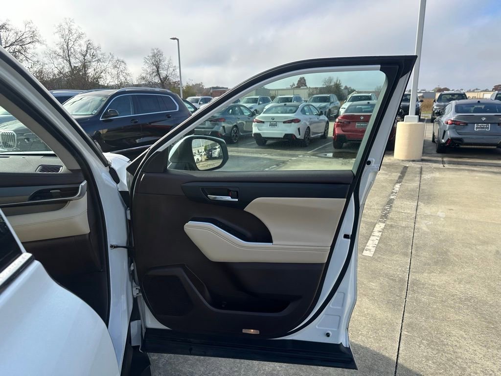 Used 2022 Toyota Highlander XLE image 28