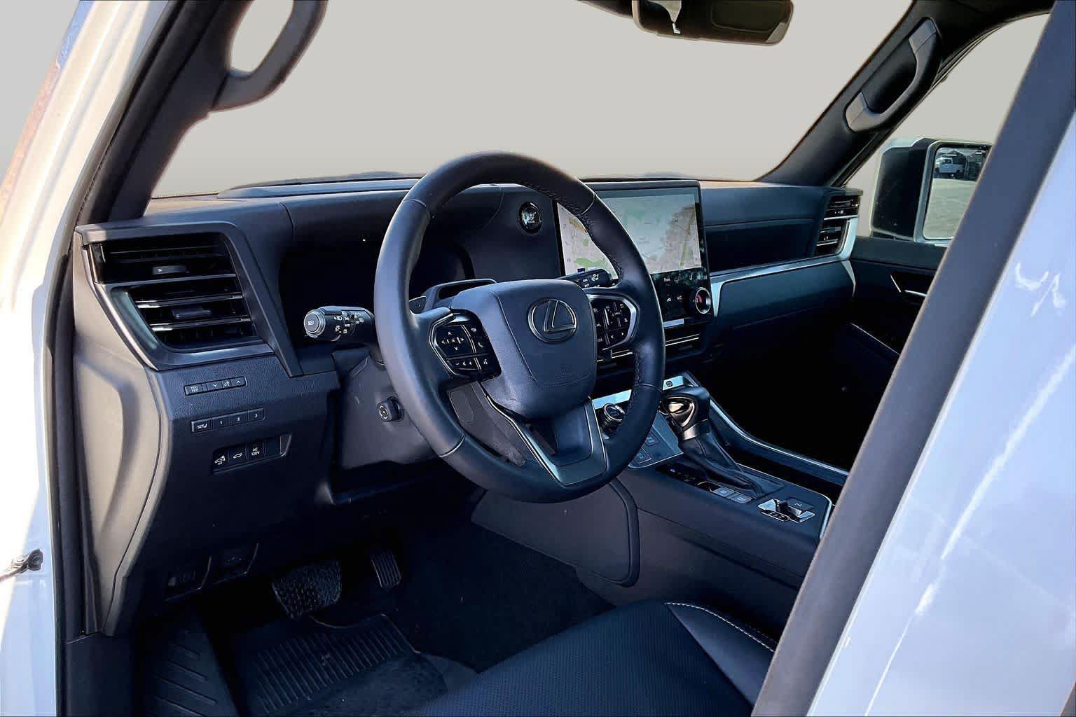 Used 2025 Lexus GX 550 w/ Accessory Package (2T) AWD/4WD image 18