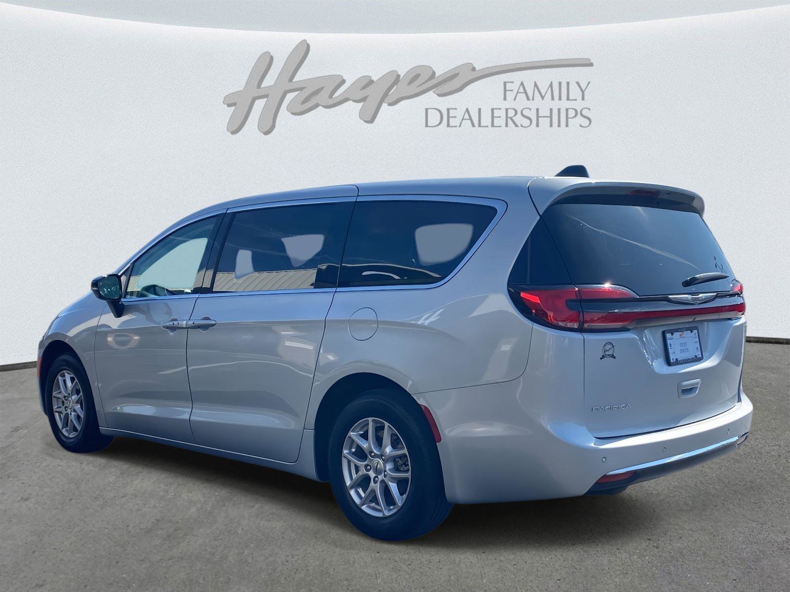 Certified 2024 Chrysler Pacifica Touring-L image 8