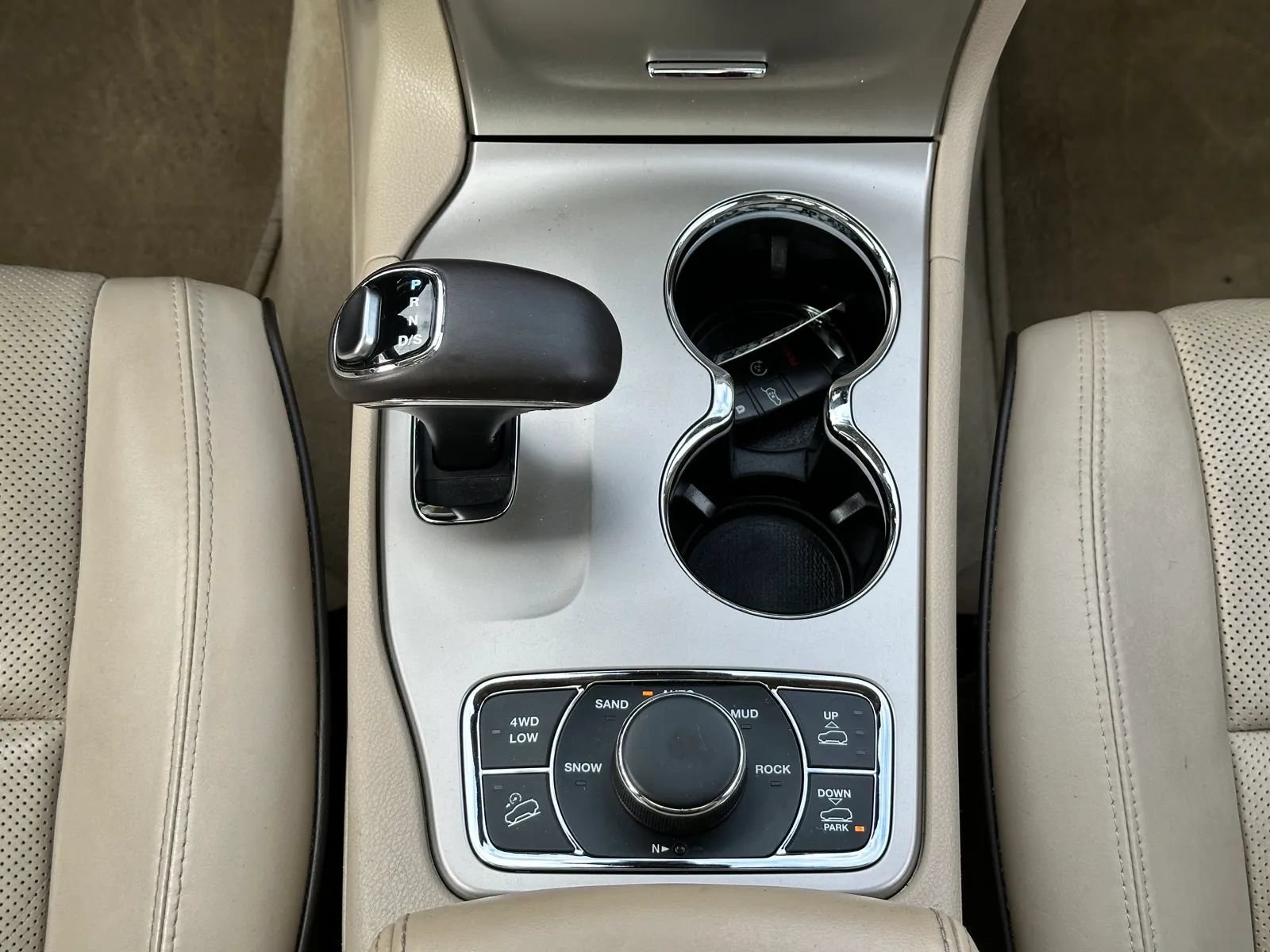 Used 2015 Jeep Grand Cherokee Overland AWD/4WD image 25