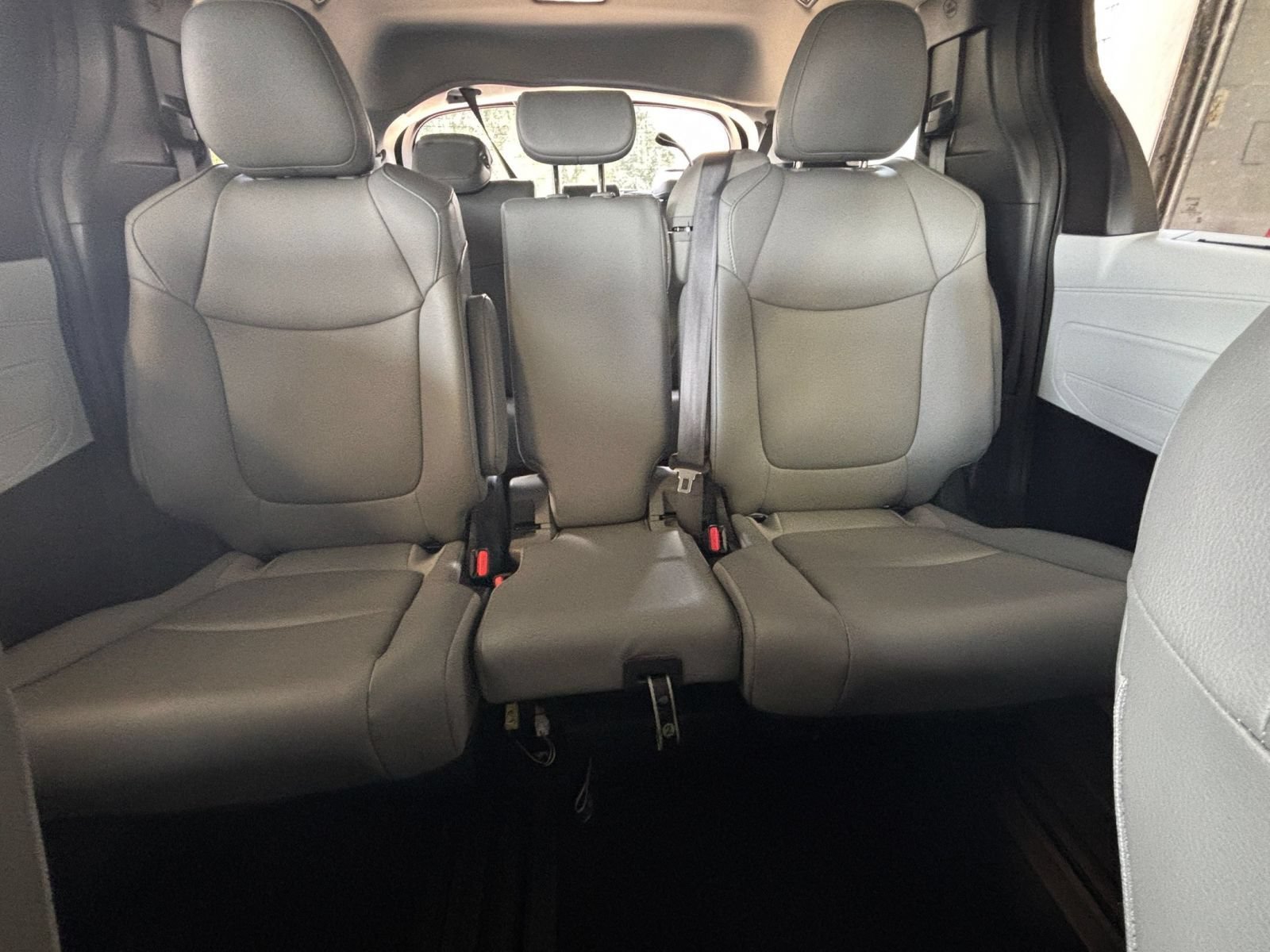 Used 2025 Toyota Sienna XLE FWD image 40