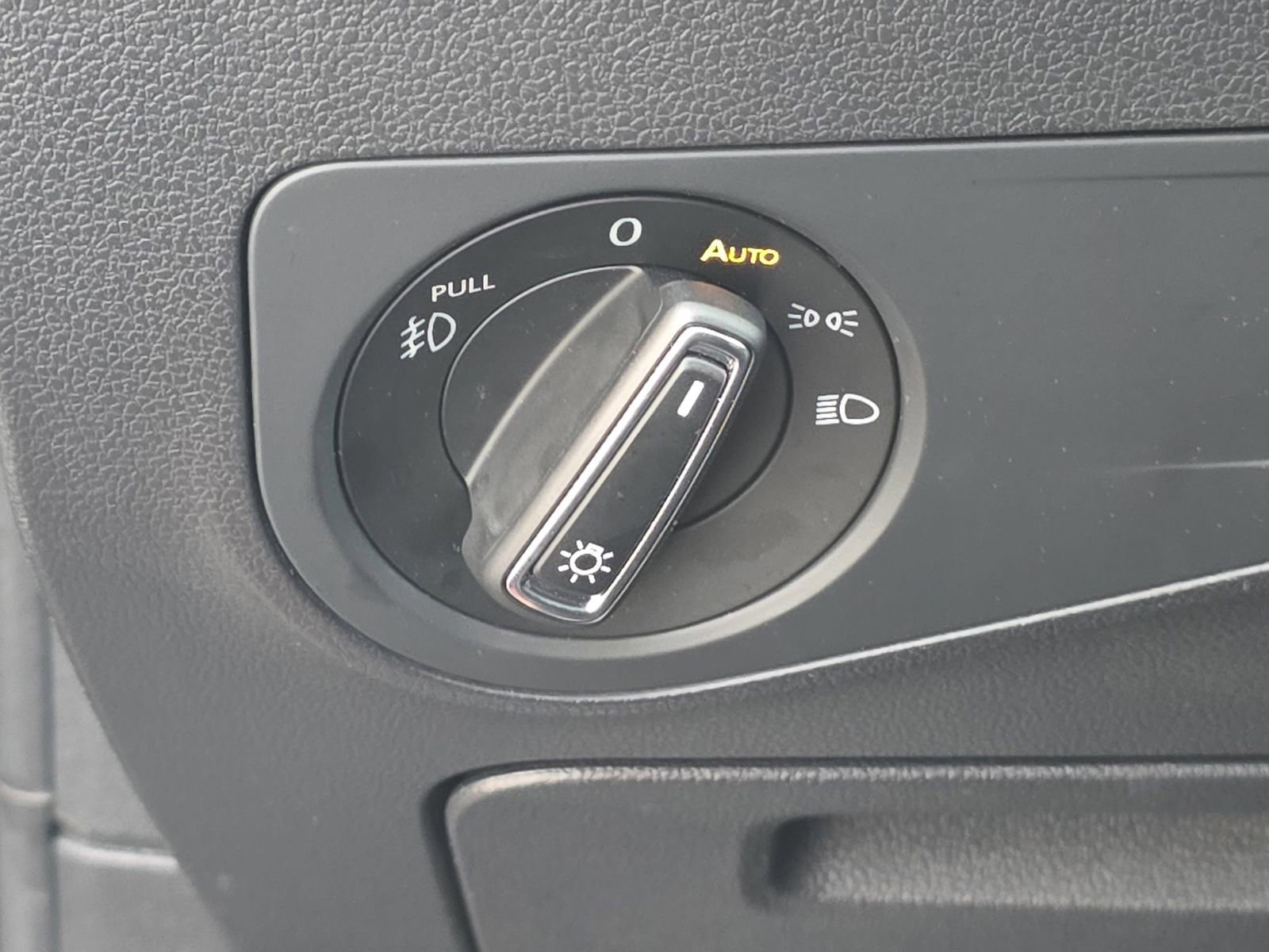 Used 2018 Volkswagen Tiguan SEL image 33