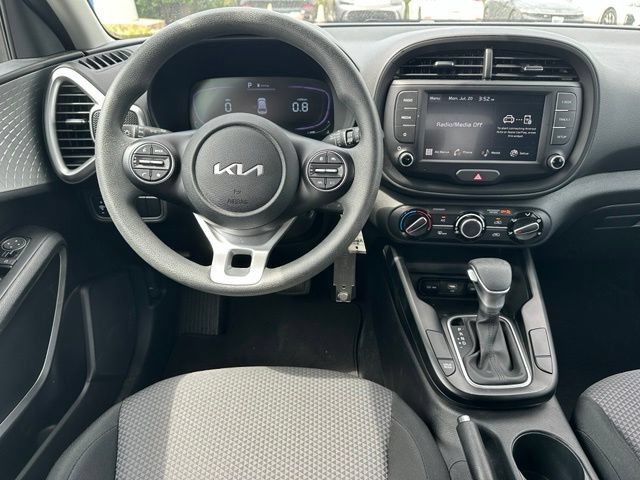 Used 2025 Kia Soul LX w/ LX Technology Package FWD image 12