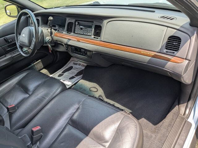 Used 2003 Ford Crown Victoria LX RWD image 32