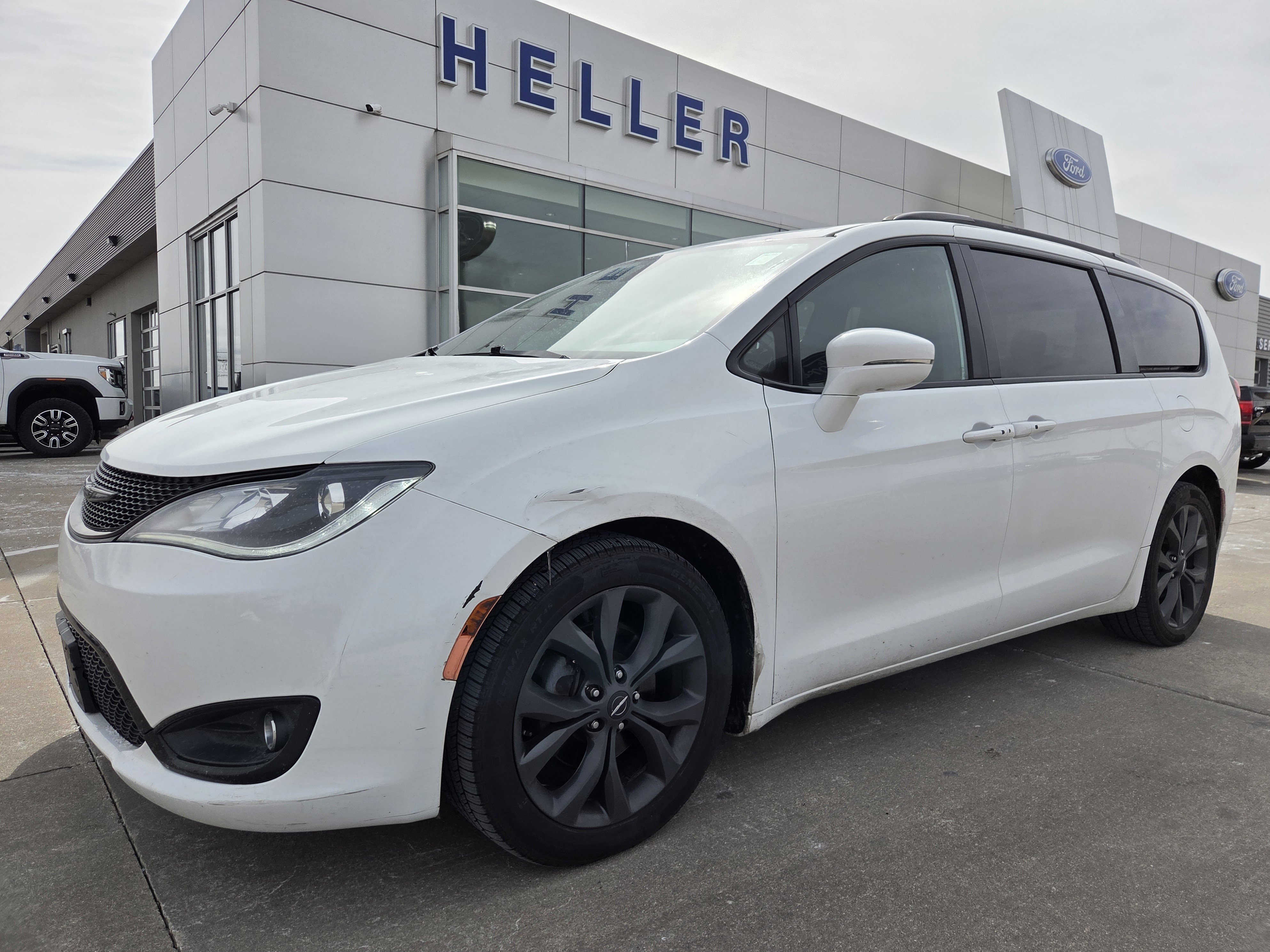 Used 2018 Chrysler Pacifica Limited w/ S Appearance Package image 3