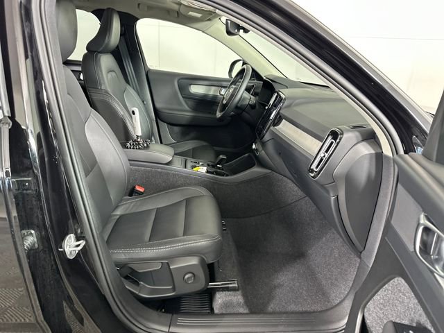 Used 2025 Volvo XC40 B5 Core image 26