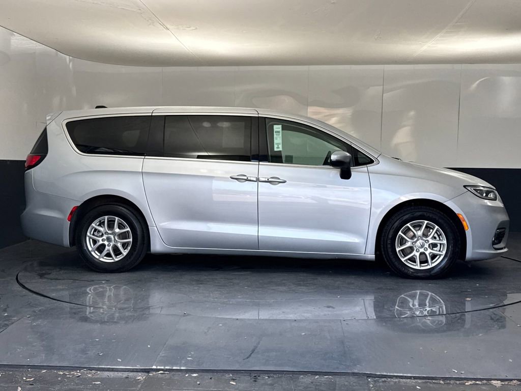 Used 2023 Chrysler Pacifica Touring-L image 2