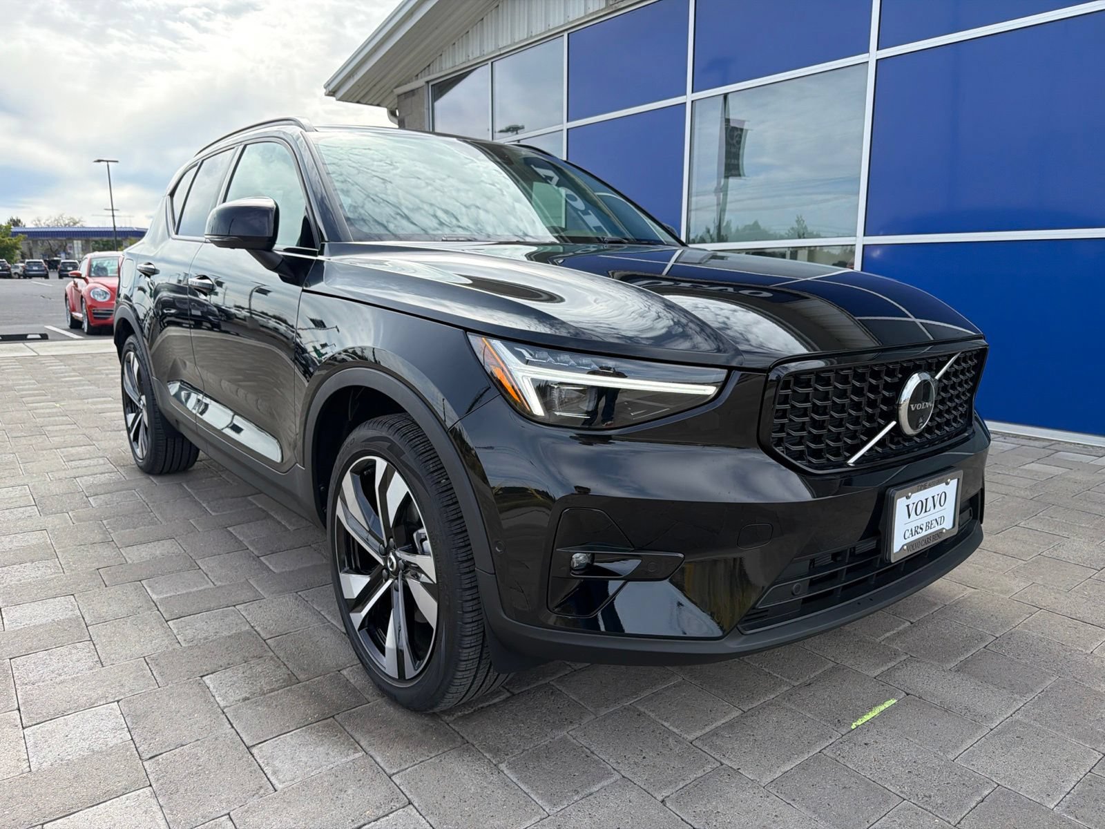 Used 2025 Volvo XC40 B5 Ultra AWD/4WD image 2
