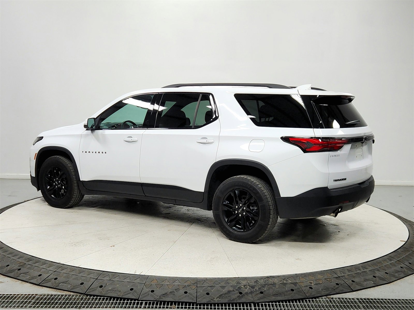 Used 2022 Chevrolet Traverse LT w/ Midnight/Sport Edition image 5