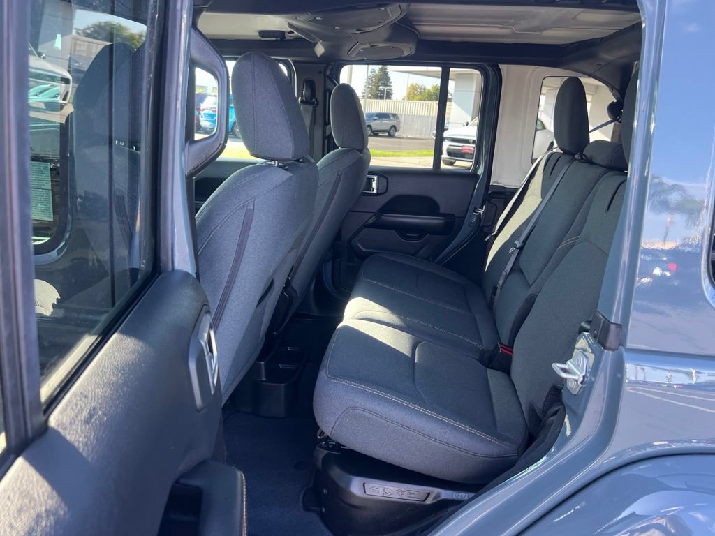 Used 2025 Jeep Wrangler Unlimited Sahara AWD/4WD image 21