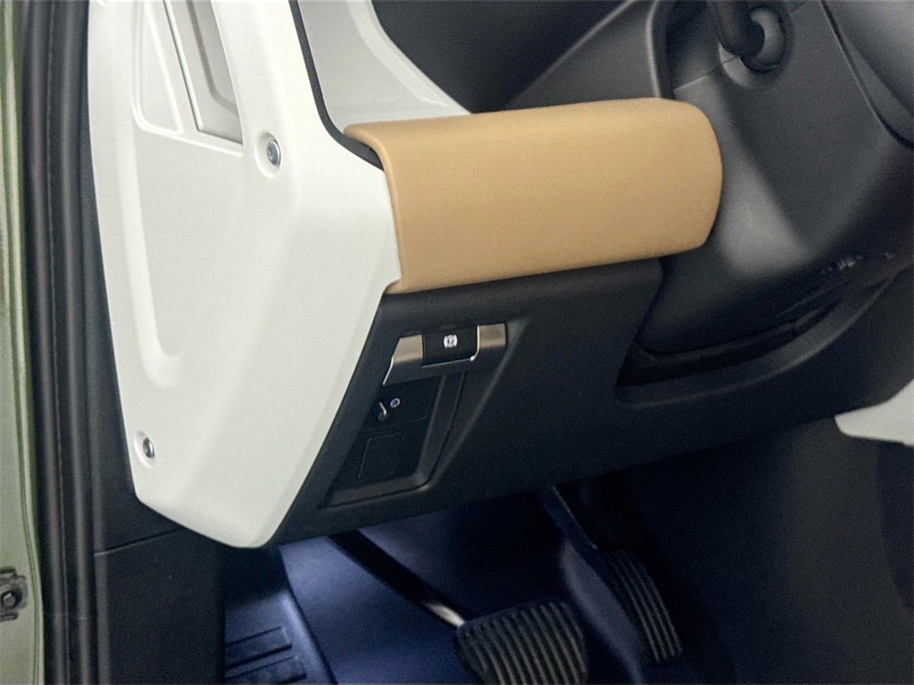 New 2026 Land Rover Defender 110 X-Dynamic SE image 10