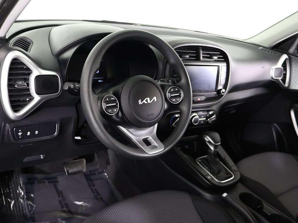 Used 2025 Kia Soul LX w/ LX Technology Package FWD image 25