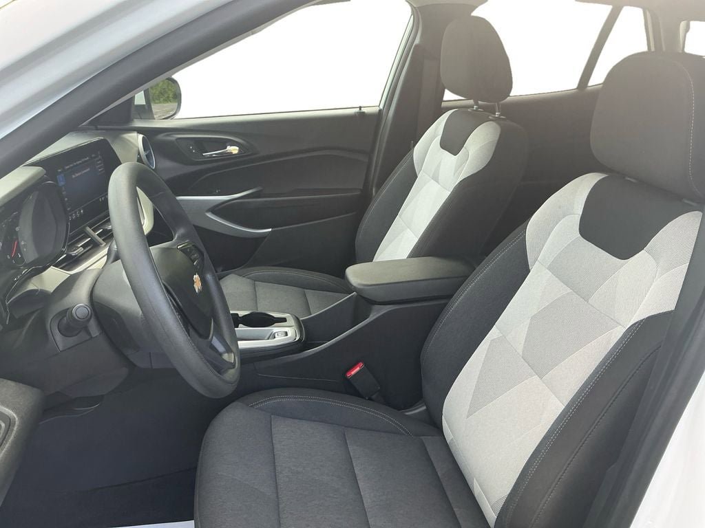 Used 2025 Chevrolet Trax LS w/ LS Convenience Package FWD image 9