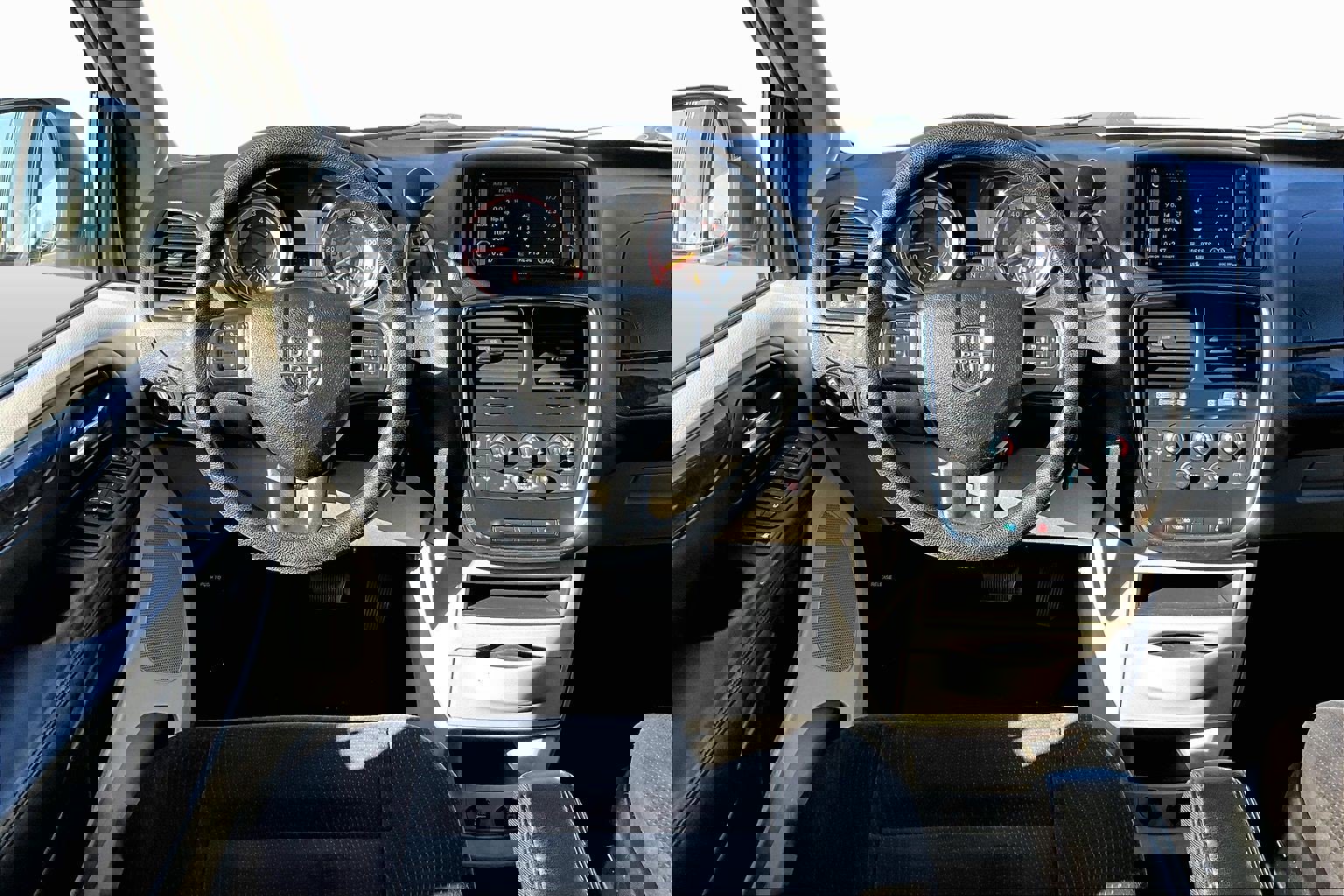 Used 2018 Dodge Grand Caravan SE w/ UConnect Hands-Free Group image 5