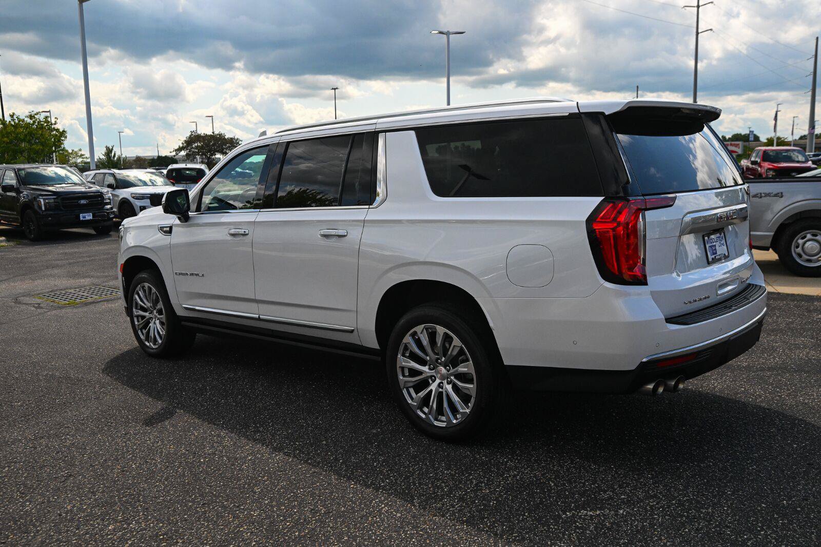 Used 2024 GMC Yukon XL Denali w/ Denali Reserve Package AWD/4WD image 7