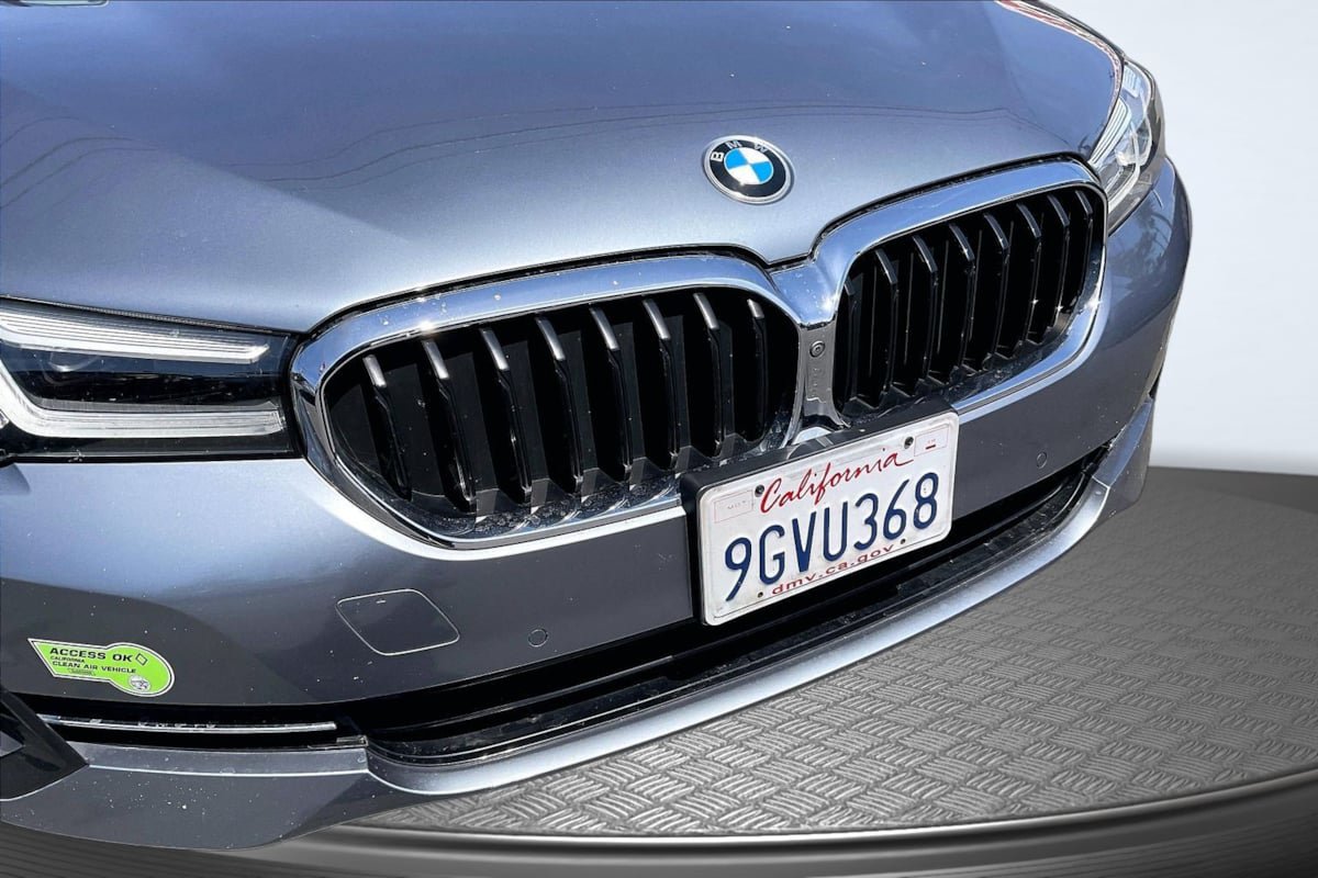 Used 2021 BMW 530e w/ Parking Assistance Package RWD image 28