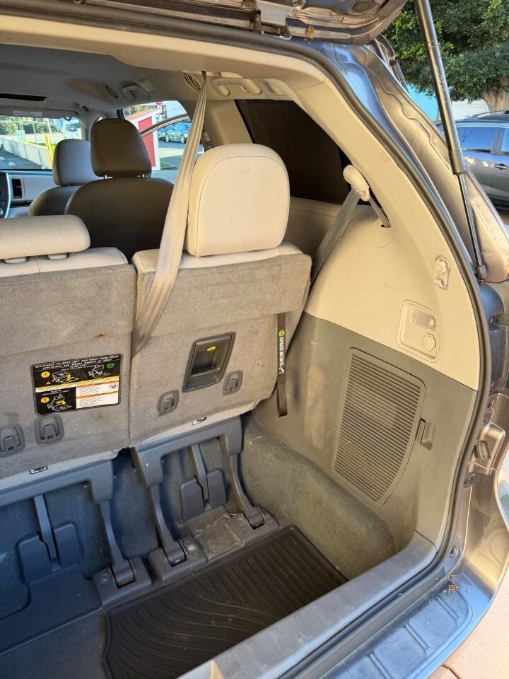 Used 2020 Toyota Sienna XLE w/ XLE Navigation Package image 29