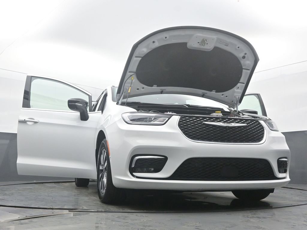 Used 2025 Chrysler Pacifica Select w/ Uconnect Theater Family Group image 58