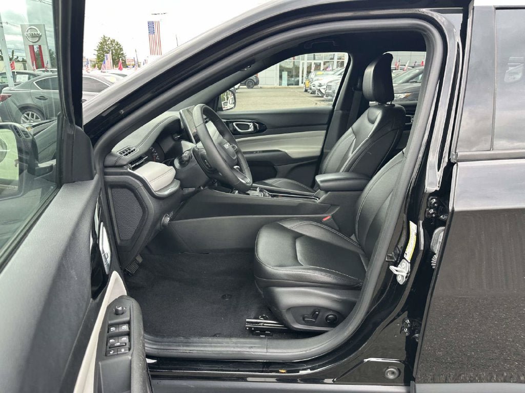 Used 2025 Jeep Compass Limited AWD/4WD image 16